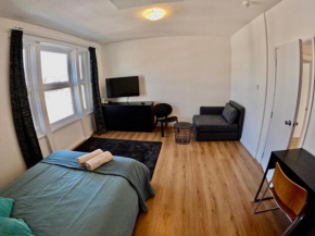 Lovely one bedroom flat (No Kitchen) in the heart of London